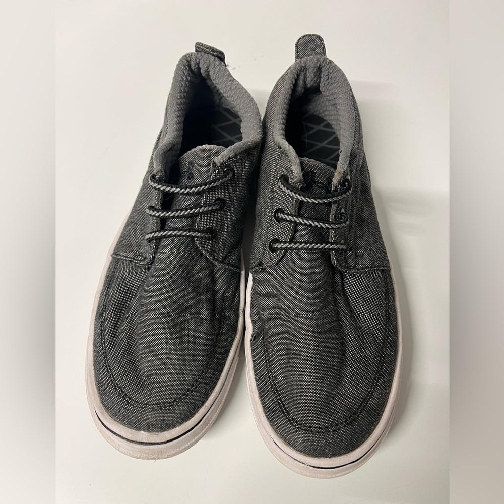 Under Armour Boys Casual Shoes
Size 5
Gray